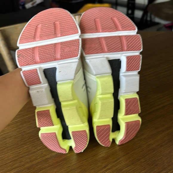 On and cloud - Picture 7 of 7